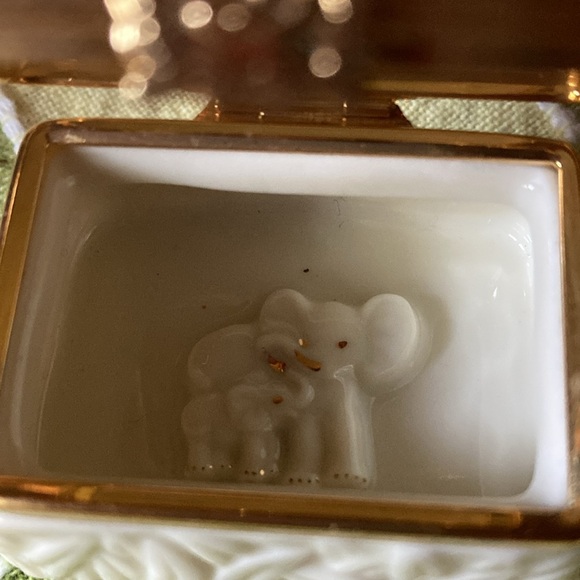 Lenox treasures Tender Hearts Elephant Box with matching golden charm - Picture 6 of 10
